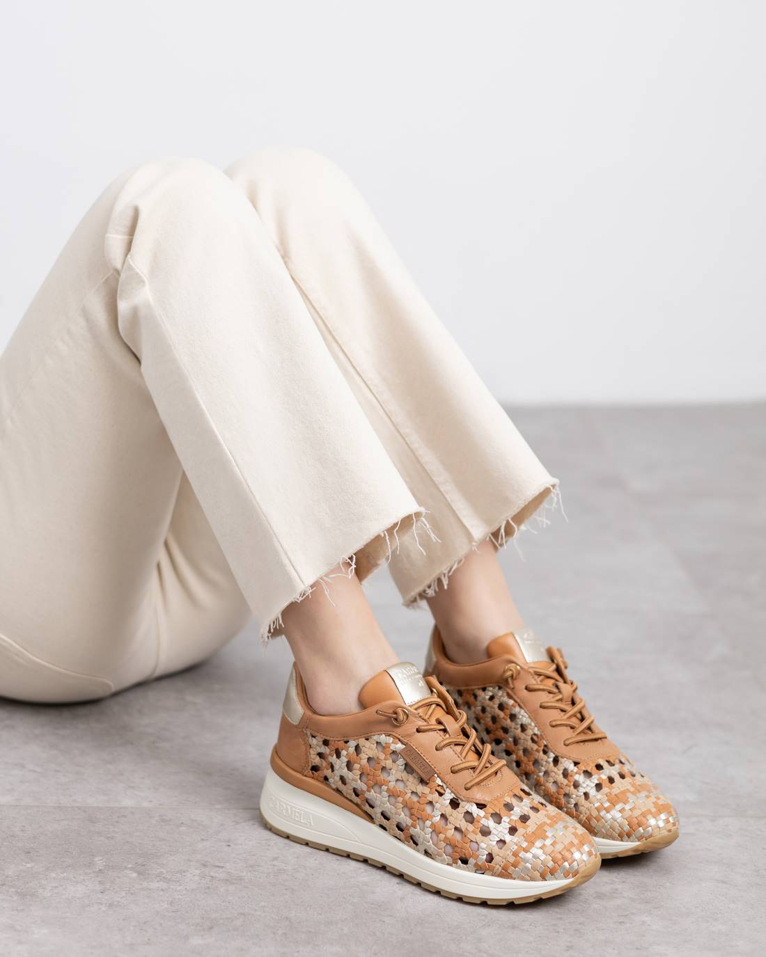 Carmela 16228704 baskets femme camel cuir tressé