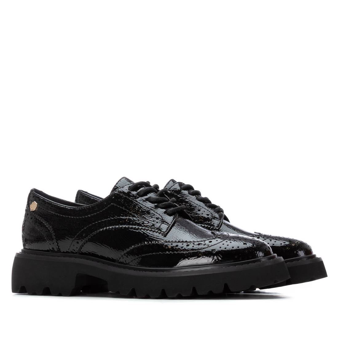 Carmela 16255003 chaussure lacets noire vernie plate