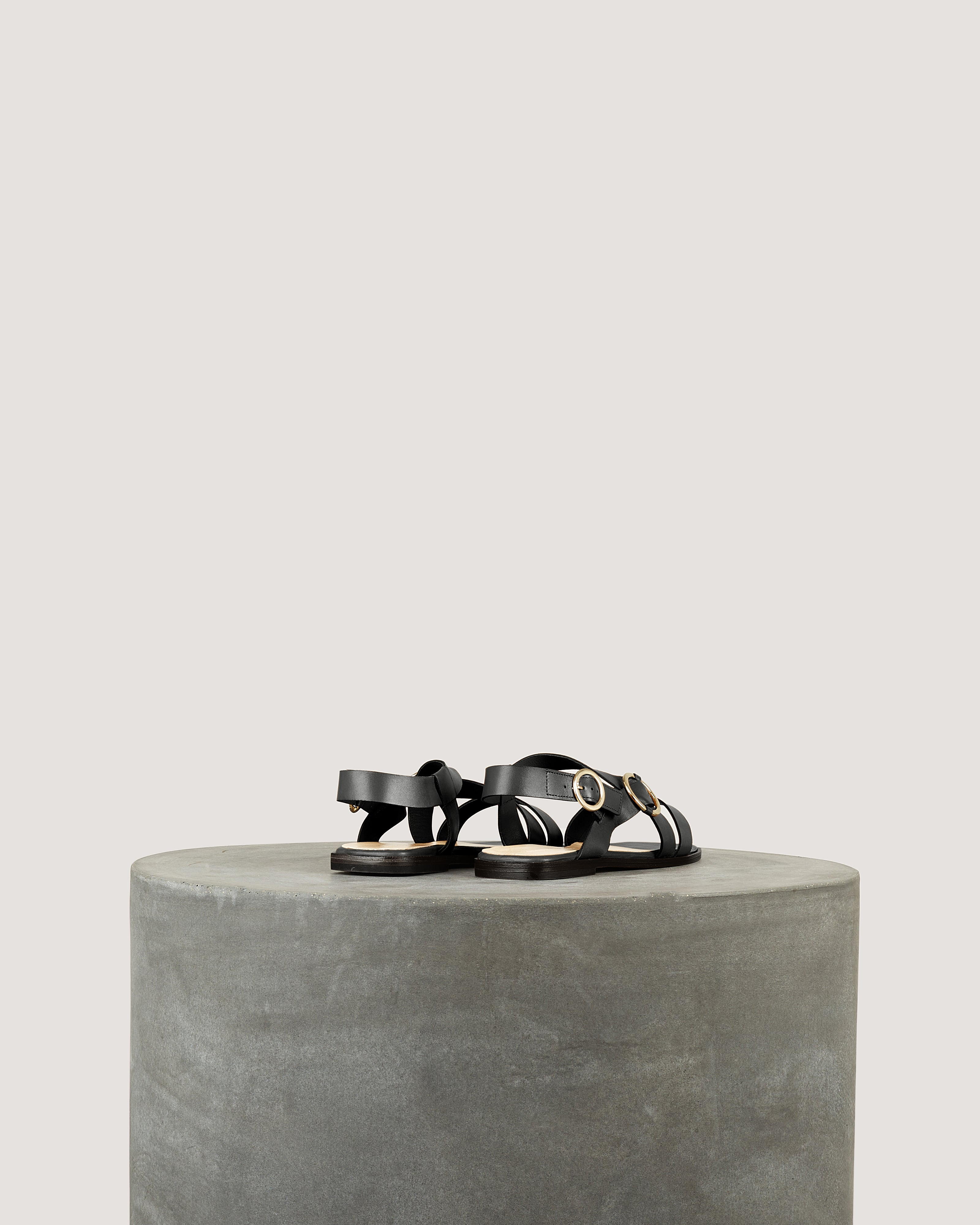 Tila March Io sandale plate cuir noir boucle