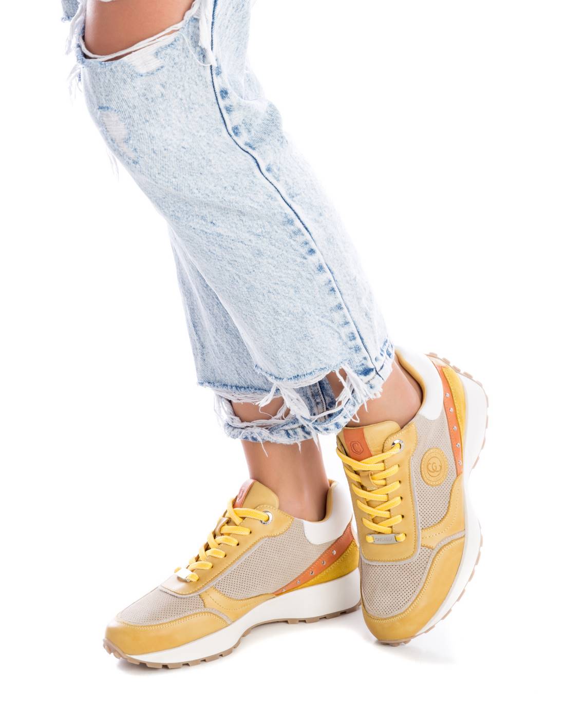 Carmela 16069903 baskets cuir jaune cloutées