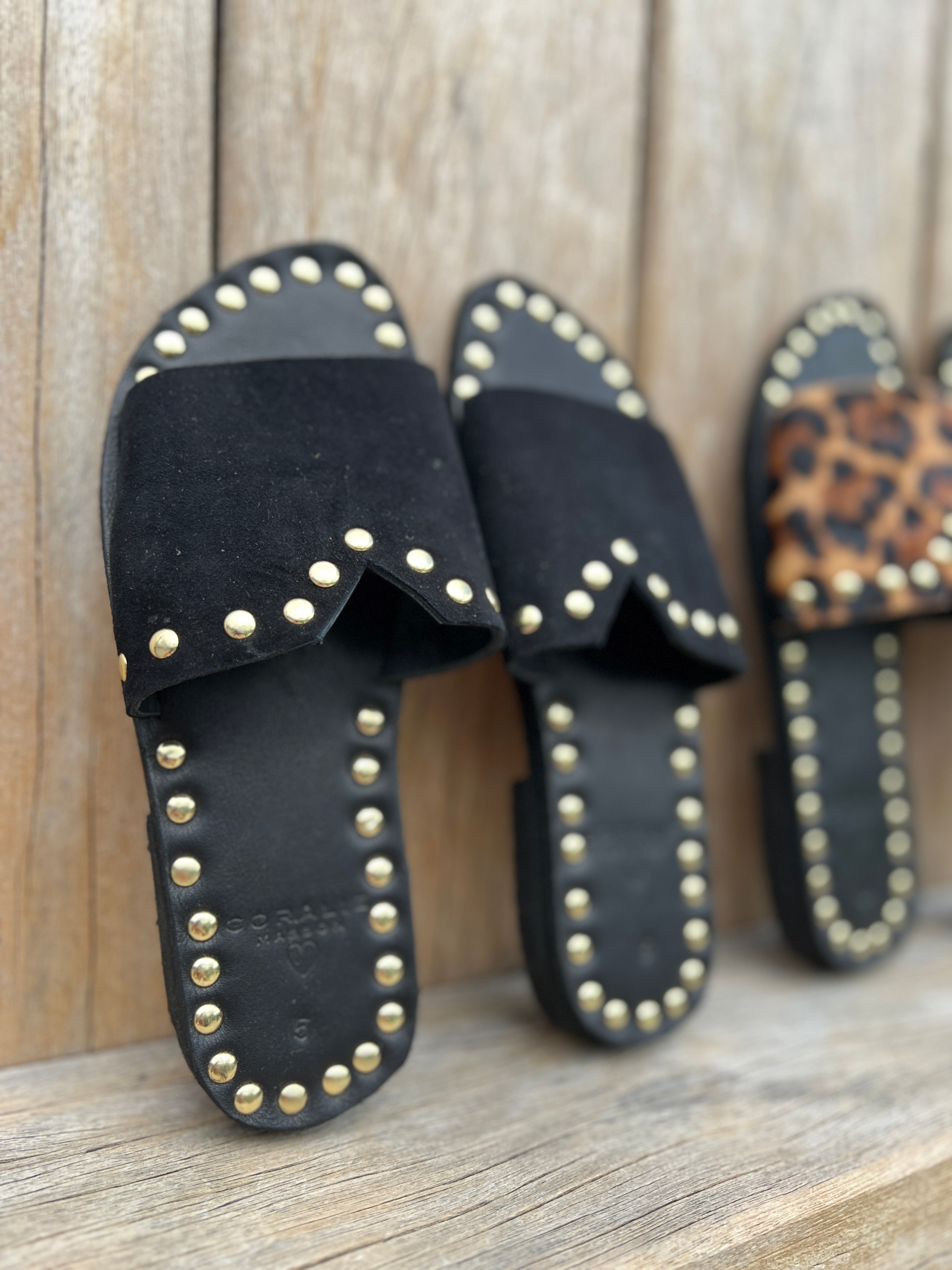 Coralie Masson Makila mules cuir noir clous dorés