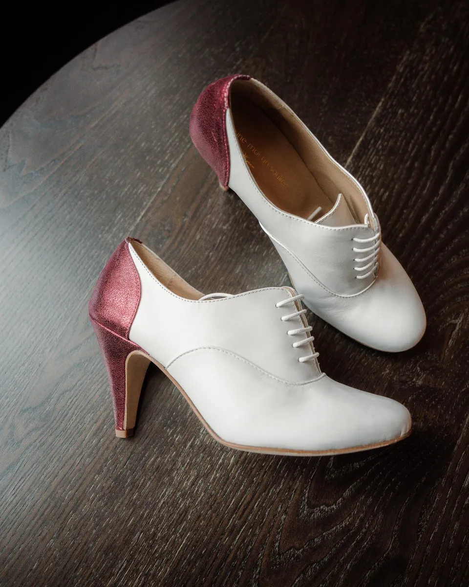 Dessine Moi Un Soulier Richelieu cuir blanc grenat irisé