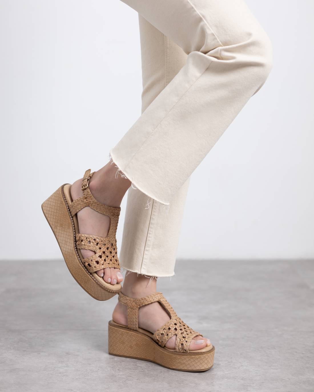 Carmela 16223102 sandale compensée cuir beige talon 6 cm