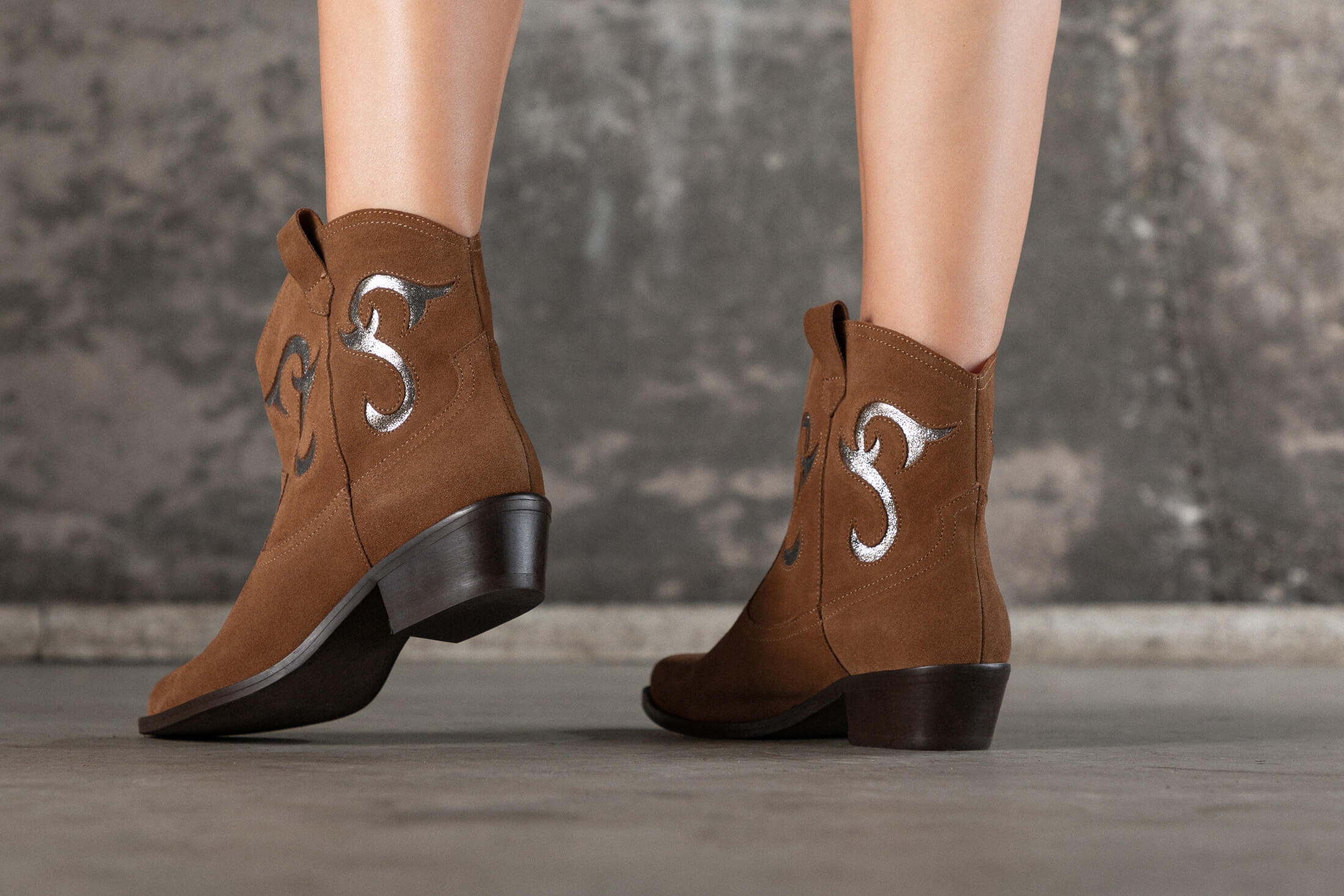 Coralie Masson Dallas bottines santiag cognac talon 4 cm