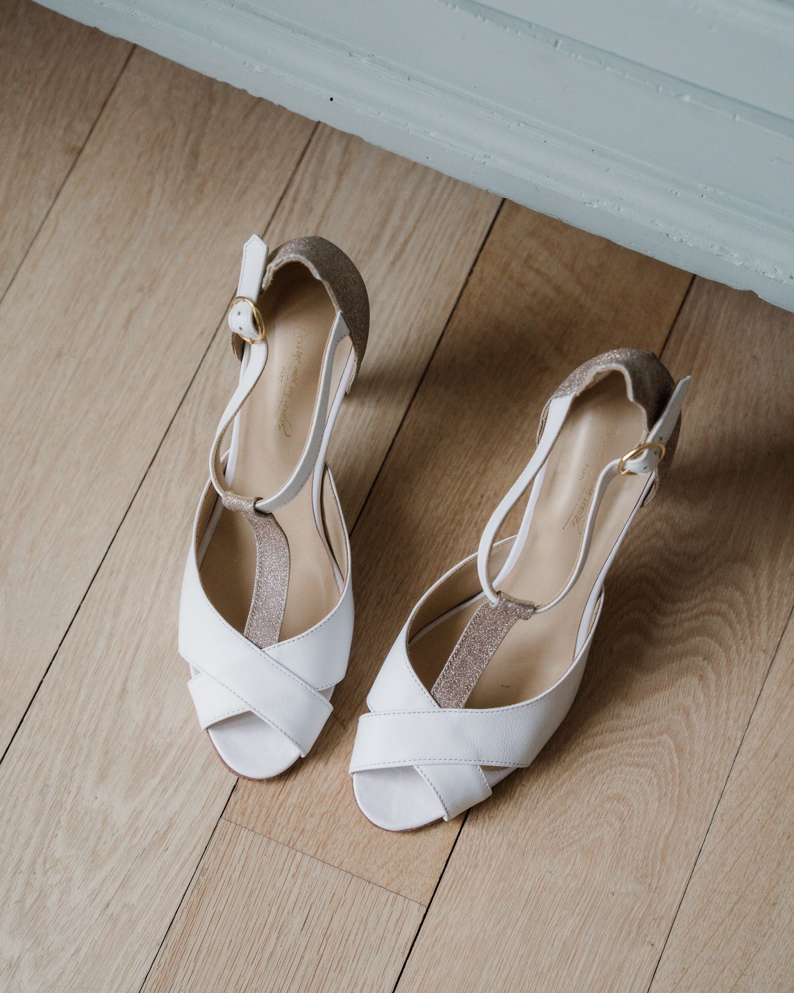 Dessine Moi Un Soulier Salomé cuir blanc paillettes or 41