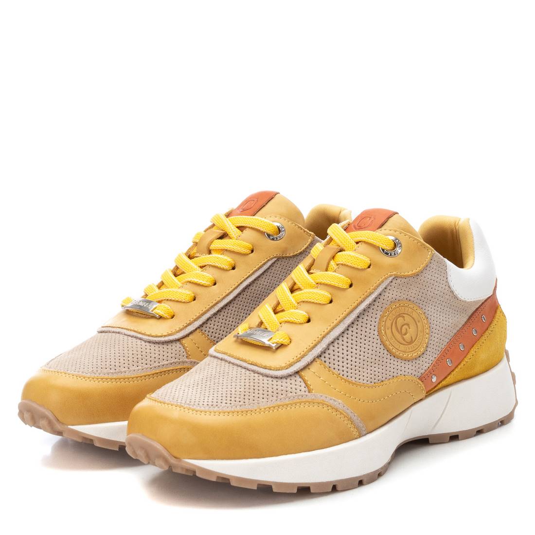 Carmela 16069903 baskets cuir jaune cloutées