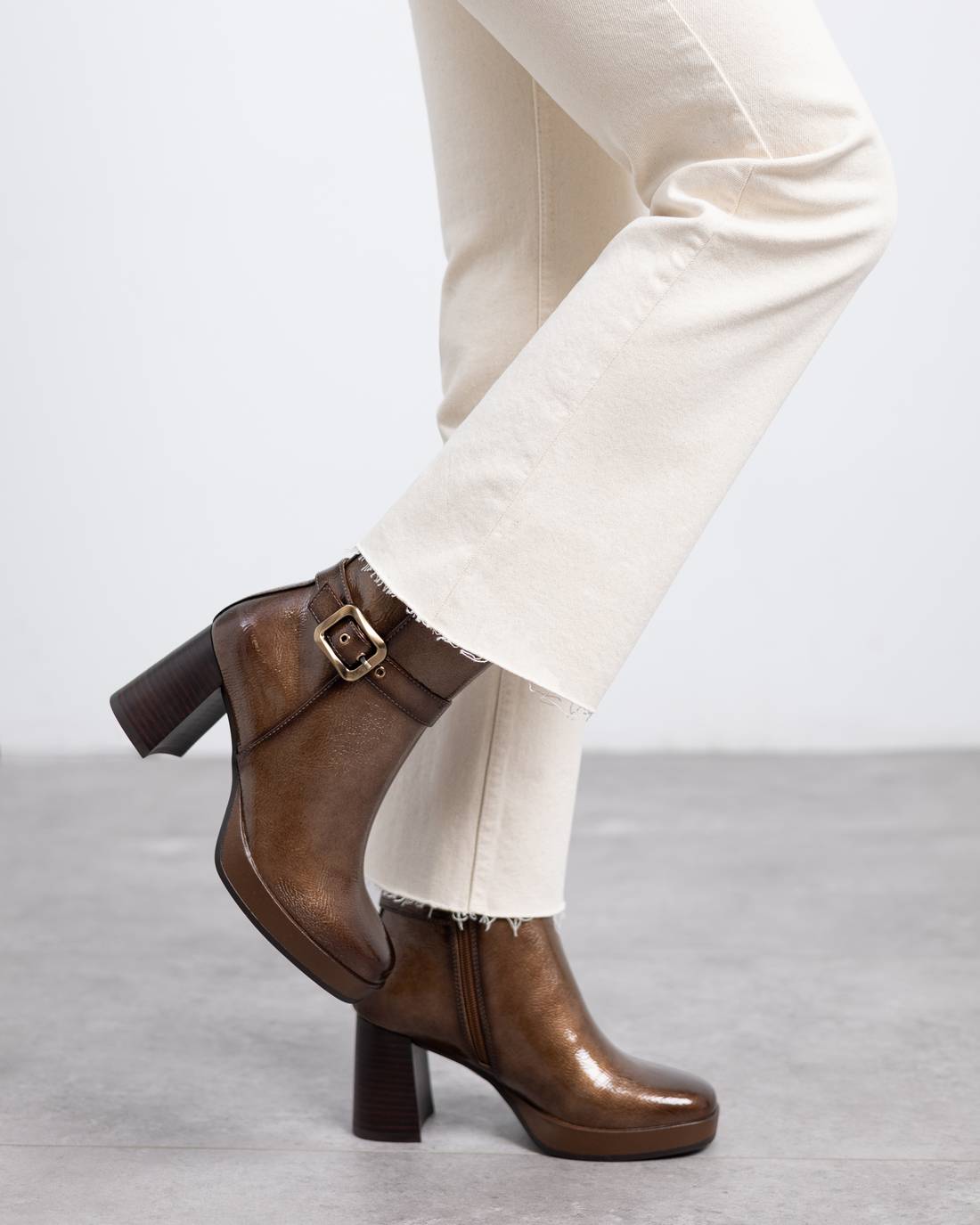 Carmela 16253301 bottines talon taupe boucle