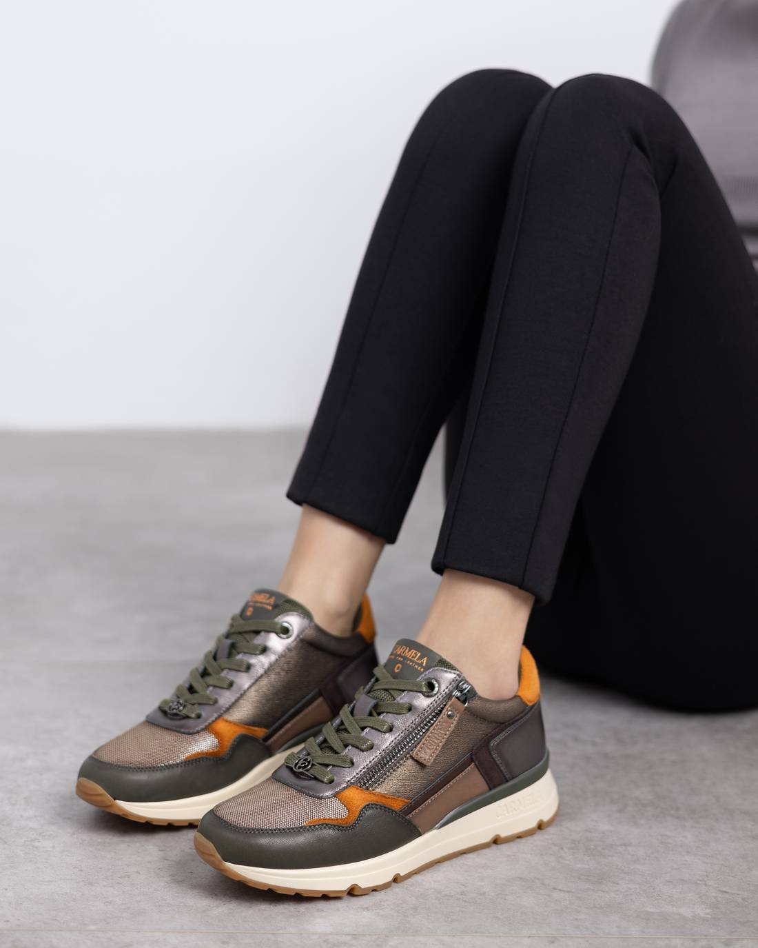 Carmela 16251704 baskets femme kaki zip cuir