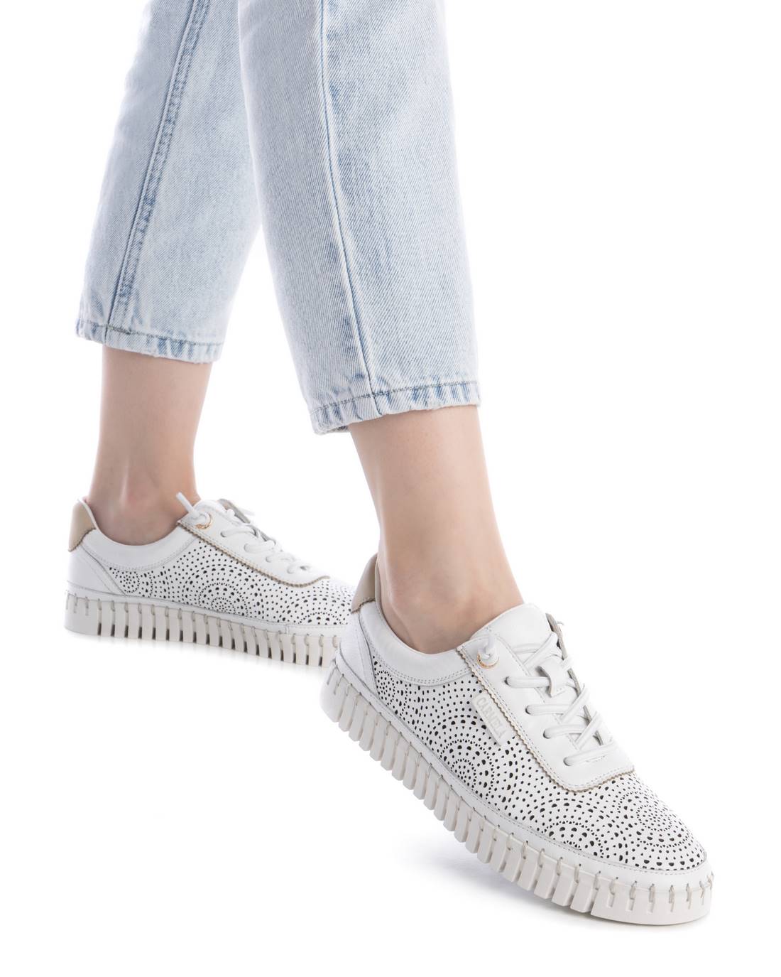 Carmela 16232701 basket femme blanc cuir ajouré
