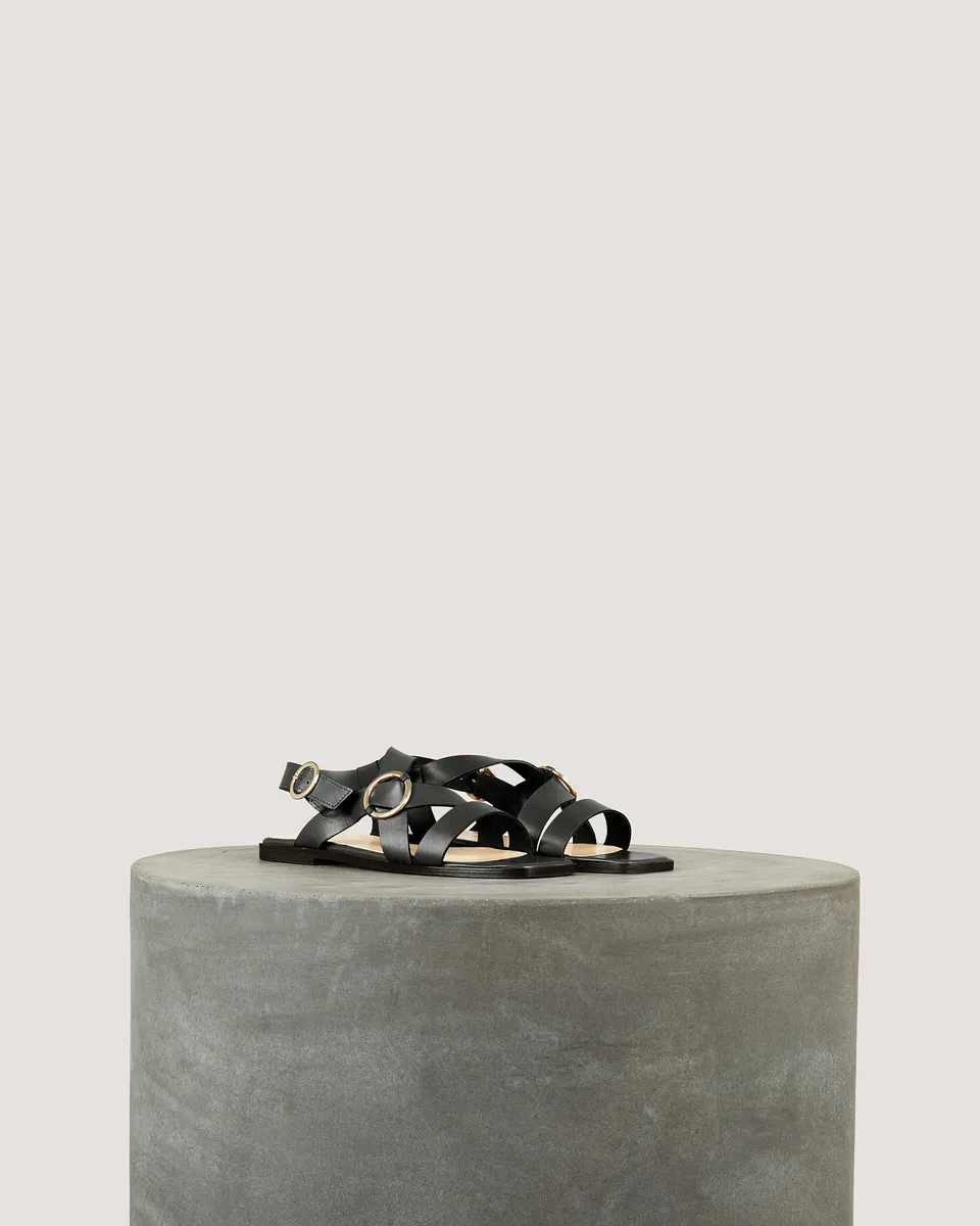 Tila March Io sandale plate cuir noir boucle
