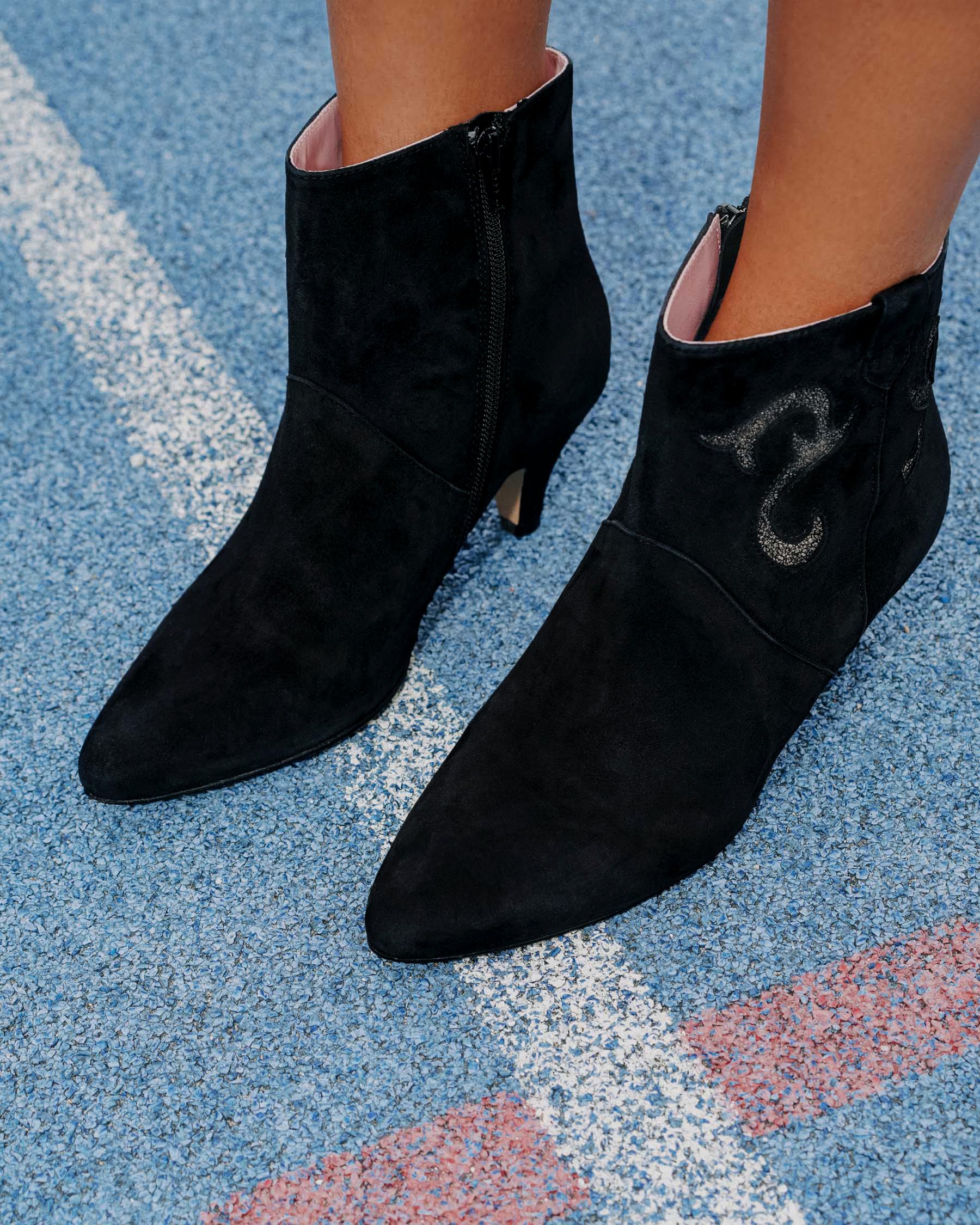 Coralie Masson Darla bottines cuir noir broderies dorées