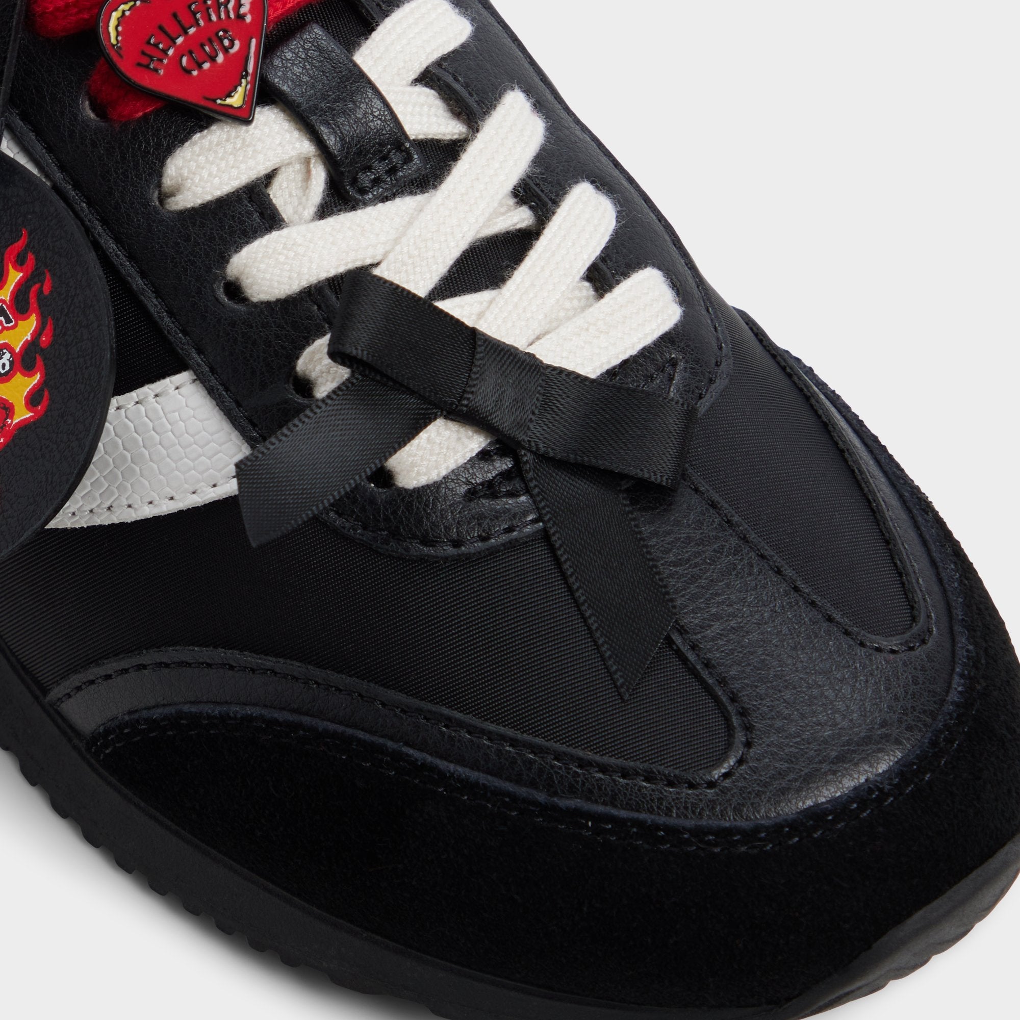 ALDO Hellfirelives baskets Stranger Things noires à charms