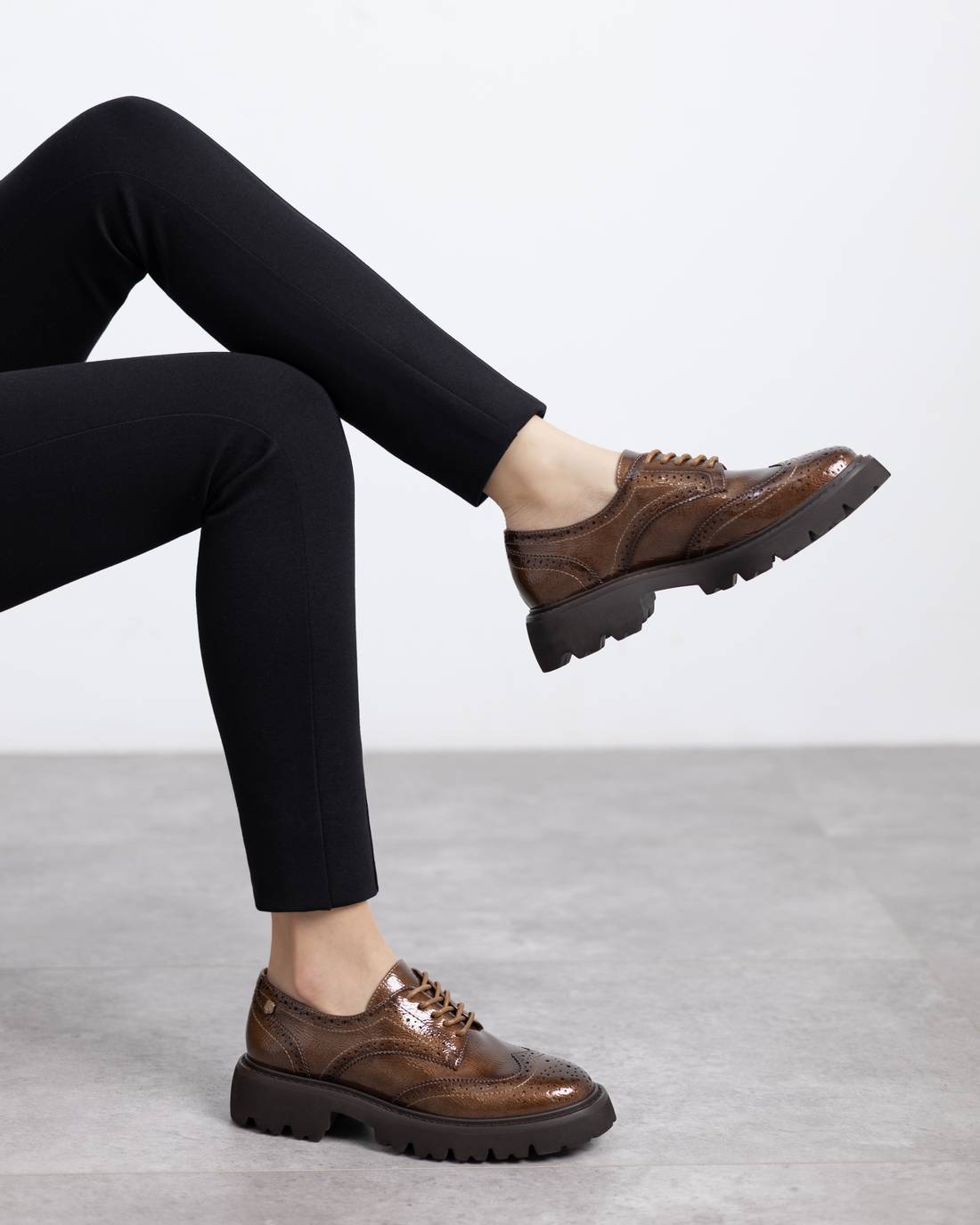 Carmela 16255002 chaussure lacets marron verni plat