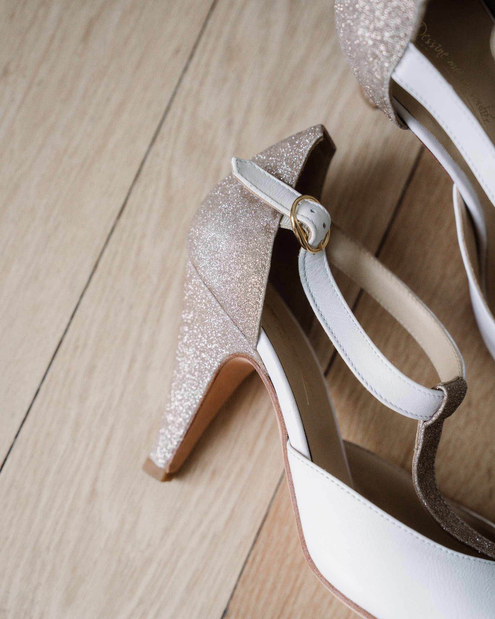 Dessine Moi Un Soulier Salomé cuir blanc paillettes or 41