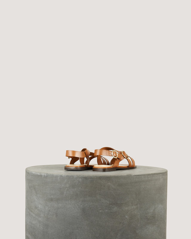 Tila March IO sandale plate cuir naturel boucle laiton