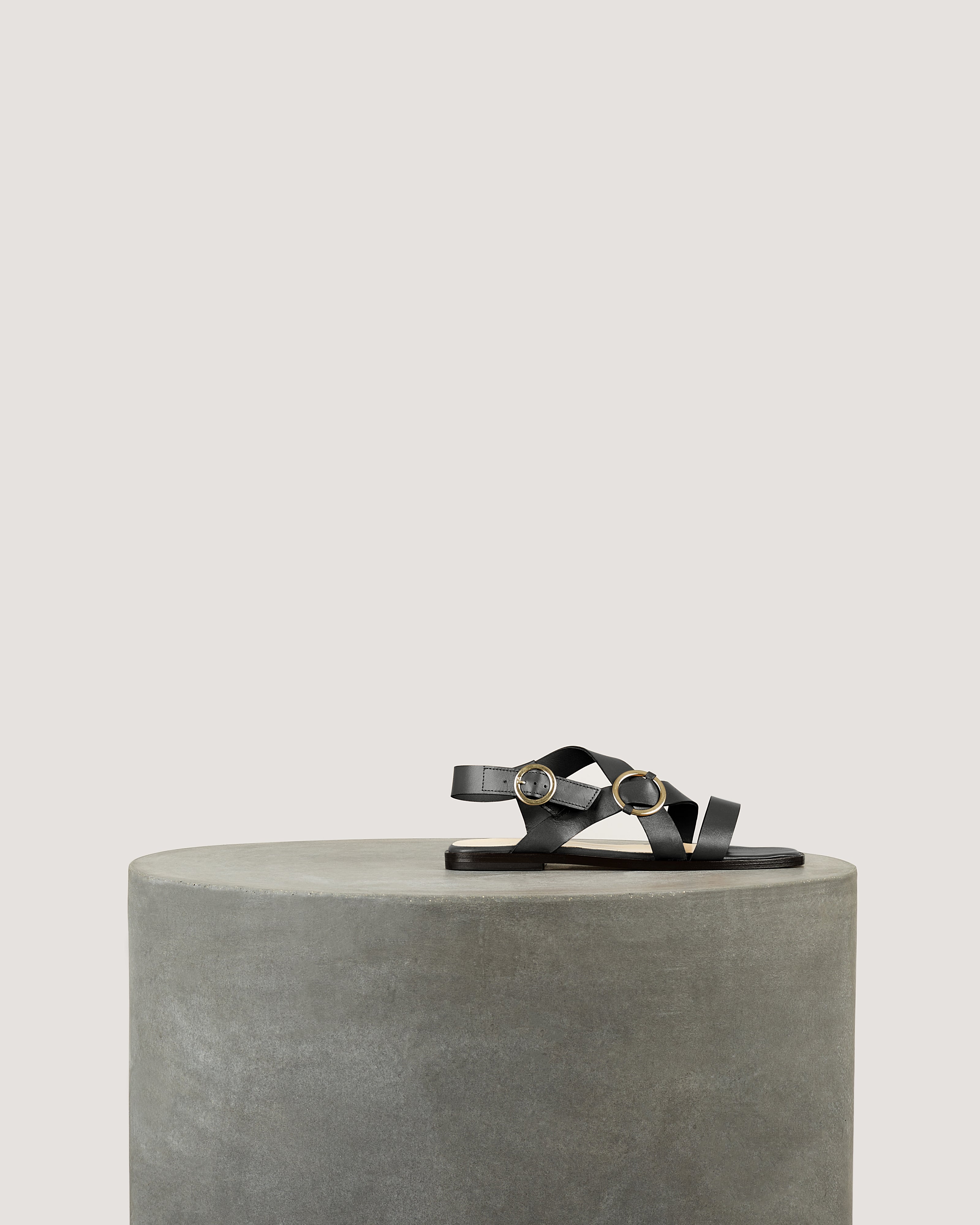 Tila March Io sandale plate cuir noir boucle