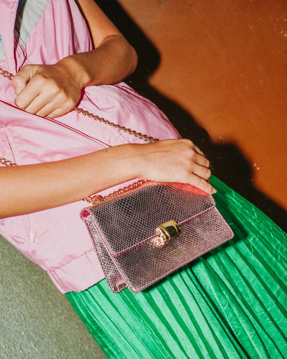 Coralie Masson Reese sac cuir rose métallisé chaîne dorée