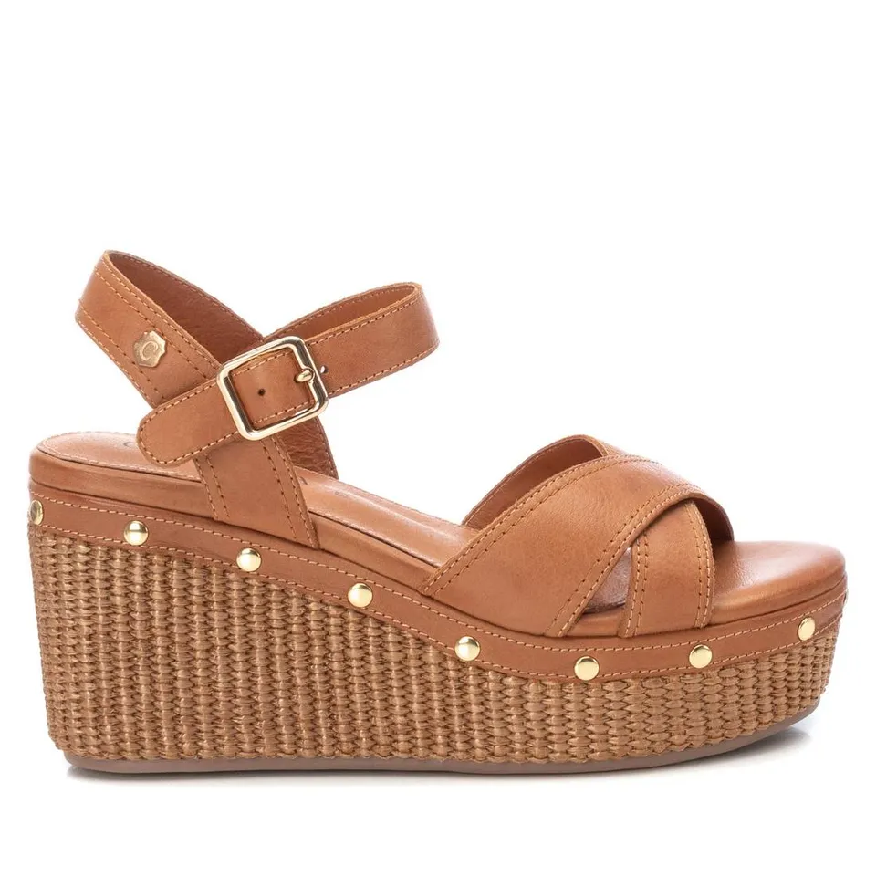 Carmela 16075002 sandales compensees marron cloutees