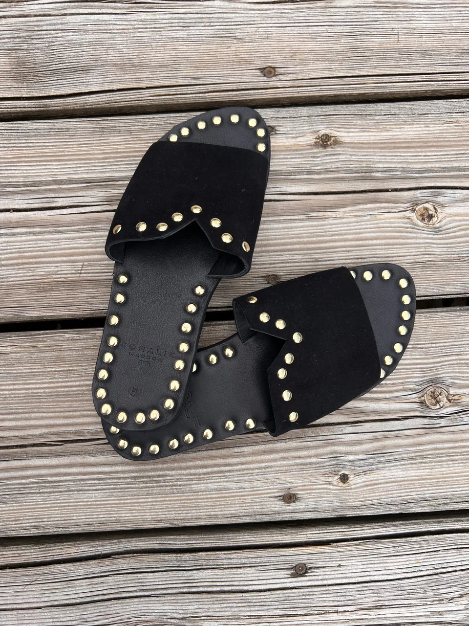 Coralie Masson Makila mules cuir noir clous dorés