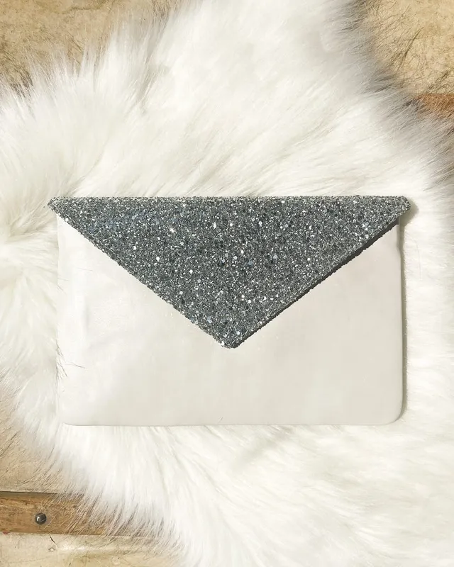 Dessine Moi Un Soulier Pochette enveloppe blanc cassé glitter argent