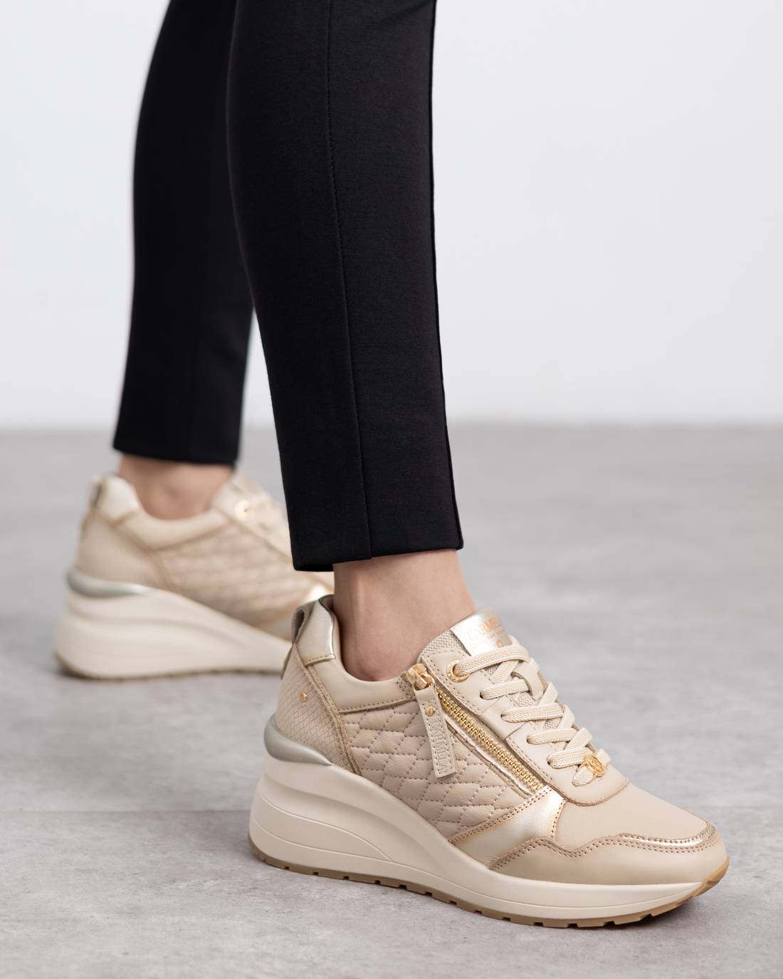 Carmela 16244603 baskets compensées femme beige cuir