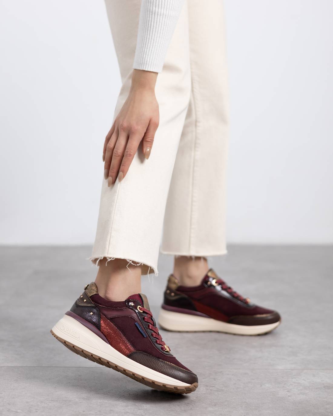 Carmela 16265203 baskets cuir bordeaux cloutées