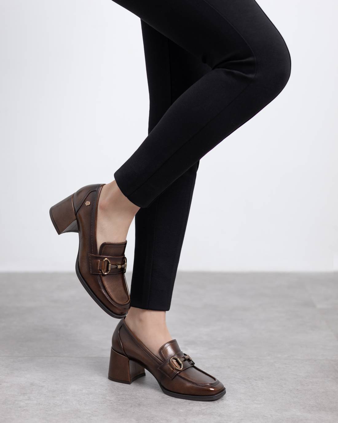 Carmela 16253601 mocassins femme vernis taupe