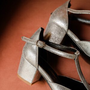 Dessine Moi Un Soulier Salomé brides croisées salomé irisé argent