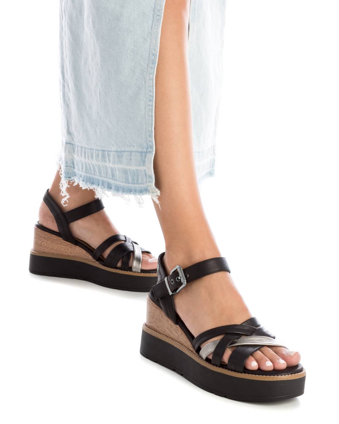 Carmela 16138604 sandales cuir noir compensées