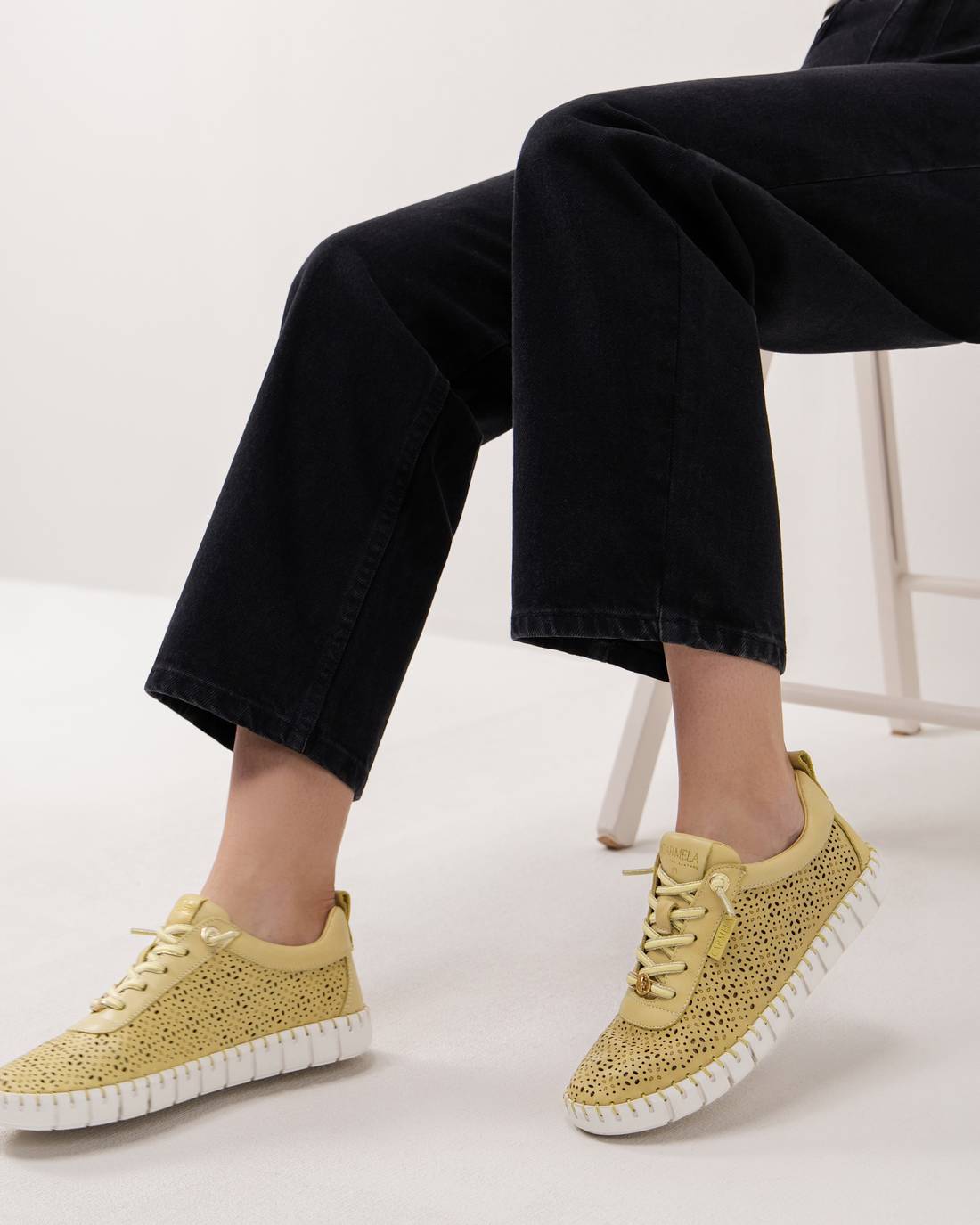 Carmela 16309908 baskets cuir jaune ajourées plates