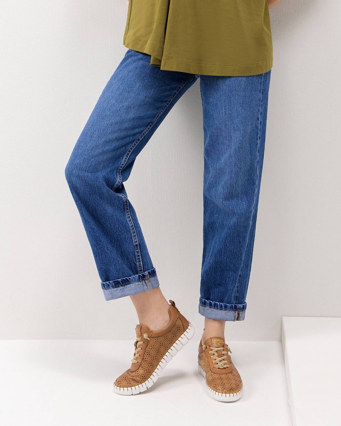 Carmela 16309904 basket femme camel cuir perforé