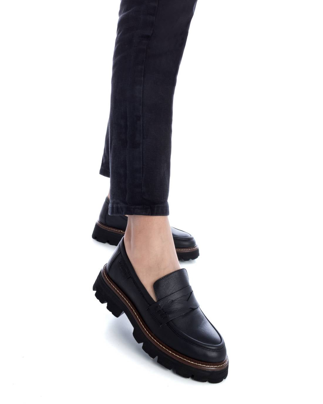 Carmela 16114601 mocassins cuir noir plat